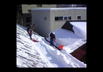 屋根の雪下ろし